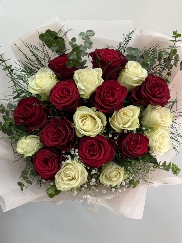 20 İthal Kırmızı & Beyaz Gül Buketi