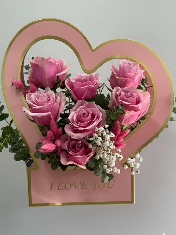 Kalp Kutuda Pembe Güller