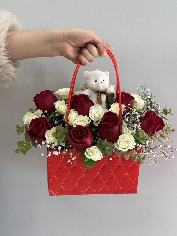 Kırmızı Çantada Çiçek Aranjmanı