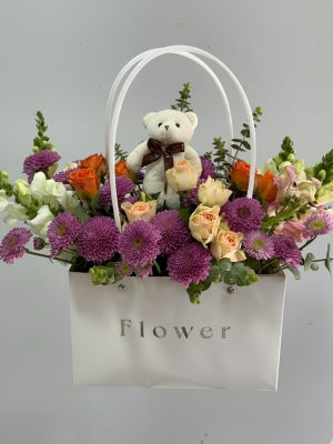 Beyaz Çantada Çiçek Aranjmanı